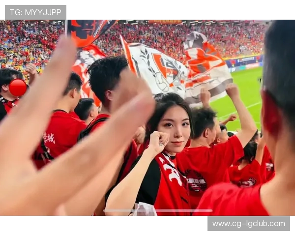 成都踢足球妈妈带动孩子运动热潮 展现坚韧精神与家庭和谐美好结合 成都踢足球妈妈带动孩子运动热潮 展现坚韧精神与家庭和谐美好结合