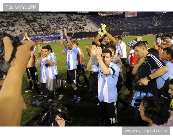 梅西因冲突情绪失控踢向观众席引发广泛争议和热议